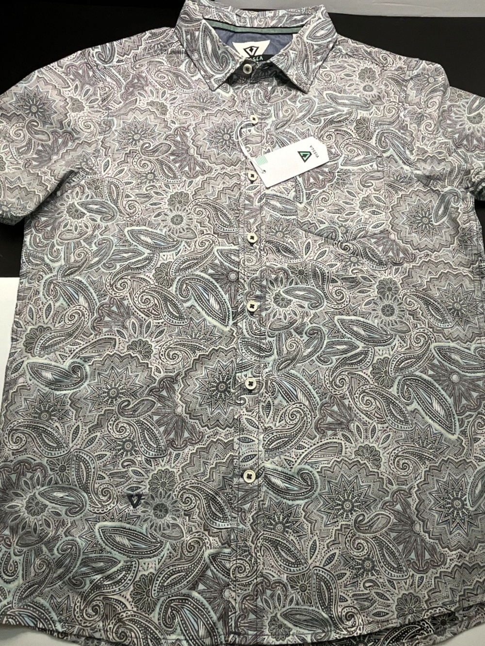 VISSLA Short Sleeve Paisley Button-Down Men’s SMALL NWT